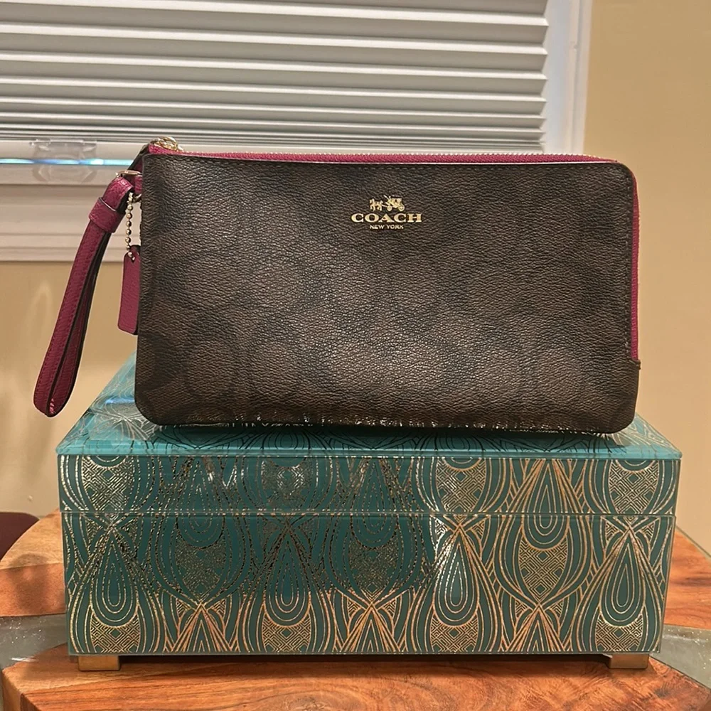 Authentic coach wristlet 8 inch by 5 inch pink trim - Picture 1 of 4
